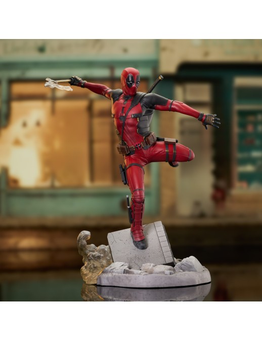 Diamond Select Toys Marvel Gallery Deadpool & Wolverine Deadpool
