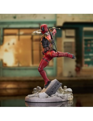 Diamond Select Toys Marvel Gallery Deadpool & Wolverine Deadpool