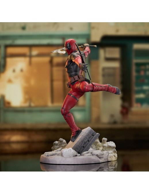 Diamond Select Toys Marvel Gallery Deadpool & Wolverine Deadpool