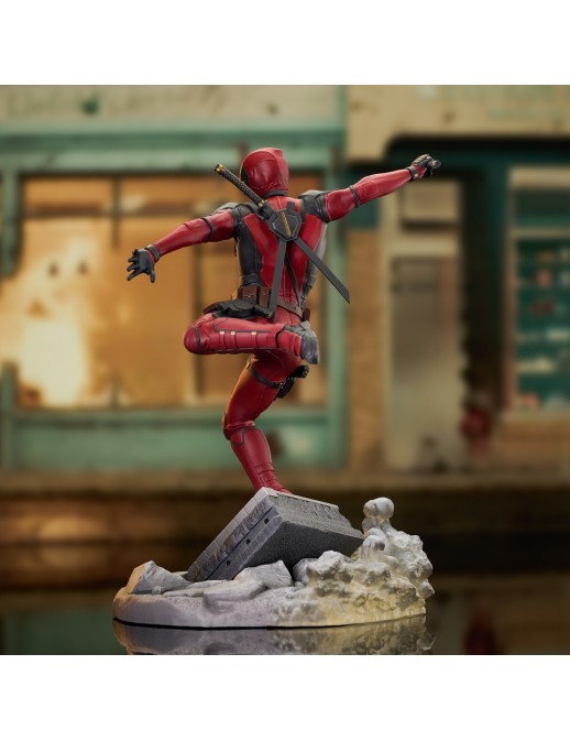 Diamond Select Toys Marvel Gallery Deadpool & Wolverine Deadpool