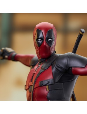 Diamond Select Toys Marvel Gallery Deadpool & Wolverine Deadpool