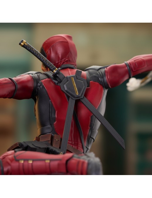 Diamond Select Toys Marvel Gallery Deadpool & Wolverine Deadpool