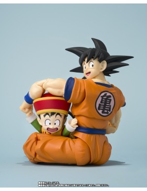 Bandai S.H. Figuarts Dragon Ball Z Son Goku & Kid Son Gohan & Flying Nimbus