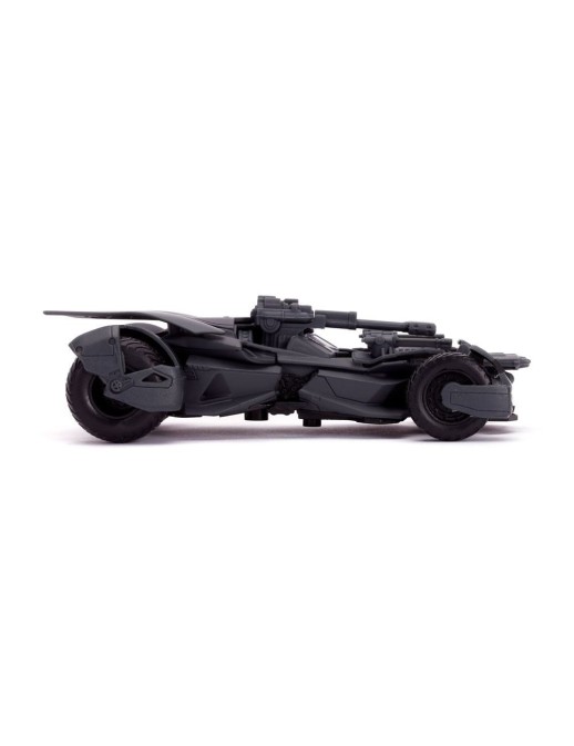 Jada Toys Diecast Model 1/32 Scale Justice League Batmobile with Figure