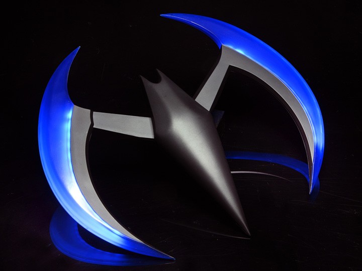 NECA PROP REPLICA BATMAN BEYOND BATARANG BLUE WITH LIGHTS